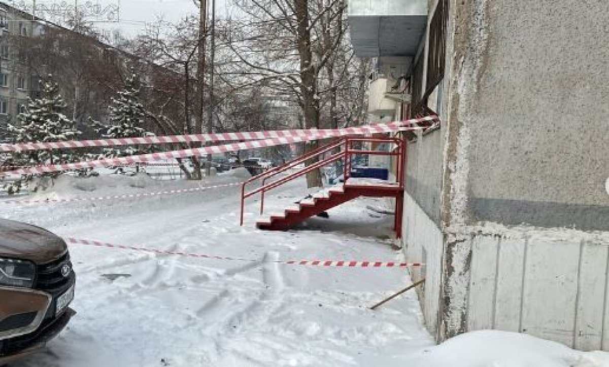 Крыша многоэтажки обрушилась под тяжестью снега в Петропавловске