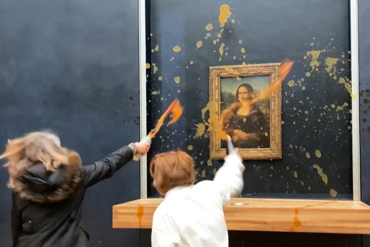 Экоактивисты облили супом знаменитую "Джоконду" в Лувре