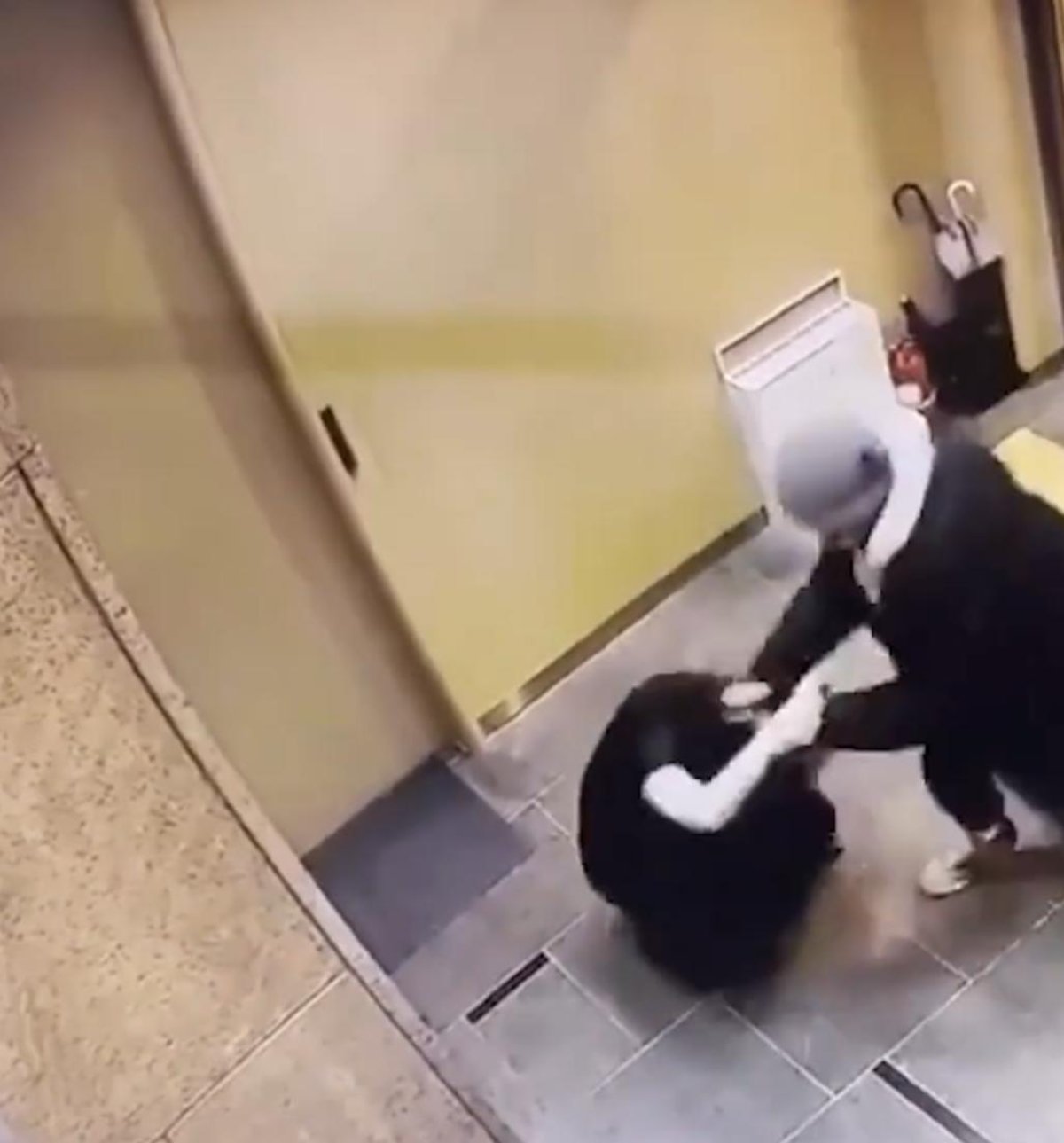 14 жастағы бала депутатты аямай ұрды