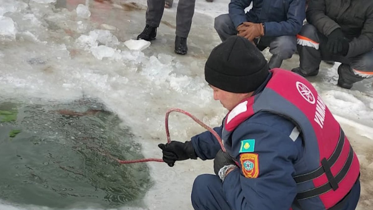 Атырауда көлік мұз астына түсіп кетті