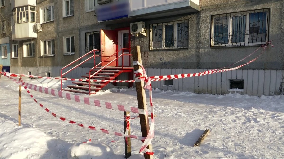 Қызылжарда қалың қардың кесірінен көпқабатты үйдің шатыры опырылып түсті