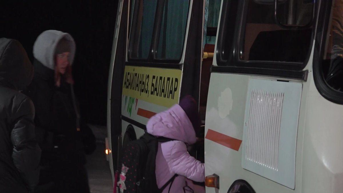 Шалғай аудандардағы балалар сабаққа мектеп автобусымен барады