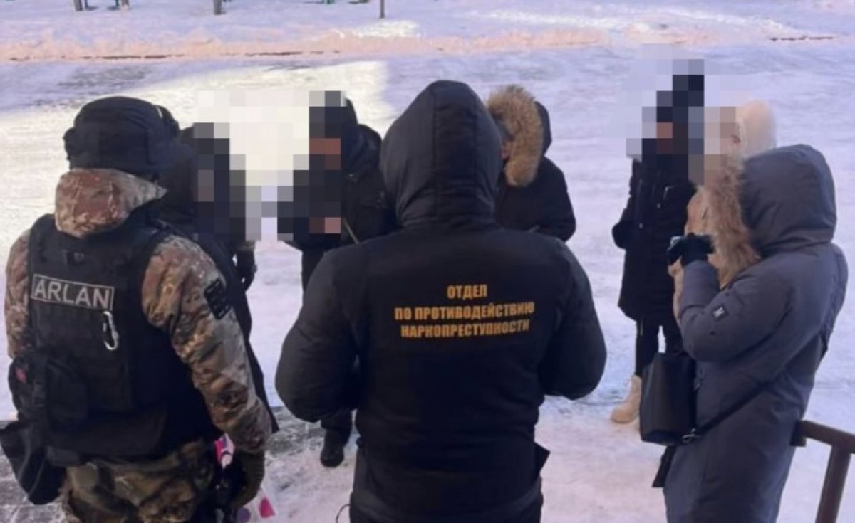 Молодых супругов задержали по подозрению в распространении наркотиков