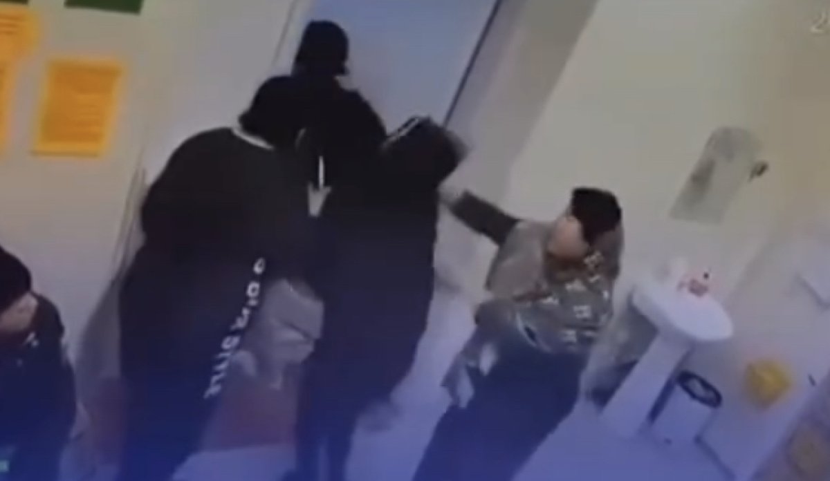 Науқастың туыстары дәрігердің шашынан жұлып, сүйреген