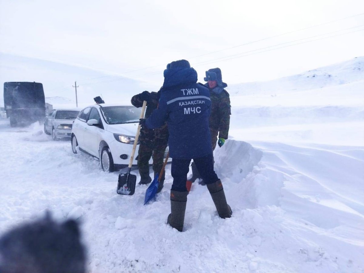 11 человек спасли из снежного плена полицейские Восточно-Казахстанской  области - Телеканал «Астана»