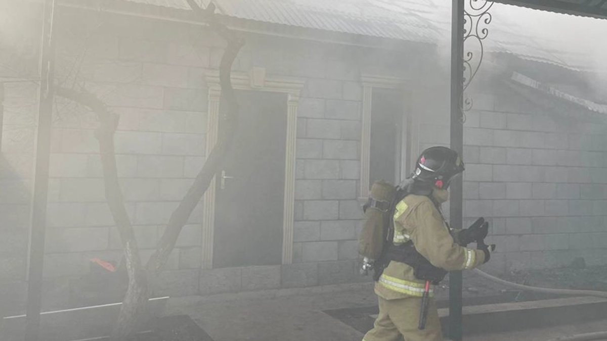 Мужчина погиб, младенец в реанимации после взрыва газа в Атырау