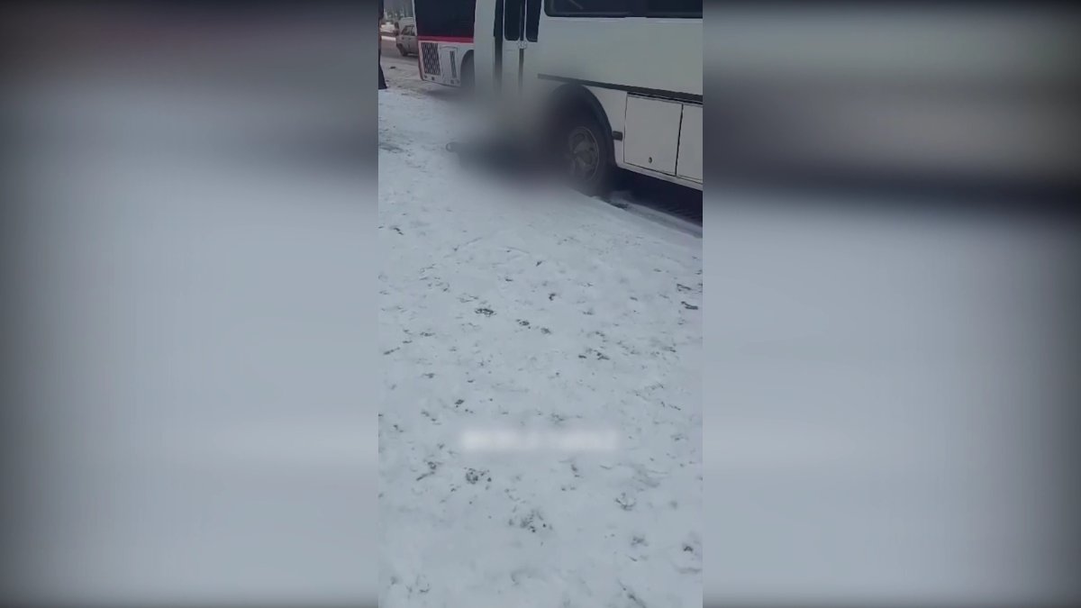 Таразда автобус жүргізушісі адамды қағып,  үстінен басып өткен