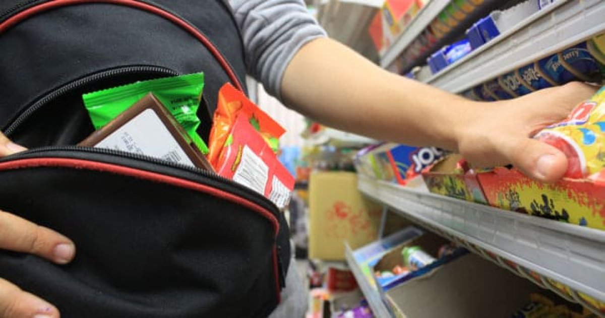 Екі әйел дүкеннен азық-түлік ұрлады