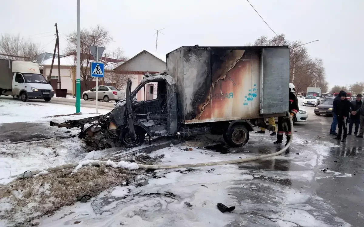 Қоғамдық көлікке соғылған «ГАЗель» көлігінің кабинасы жанып кетті