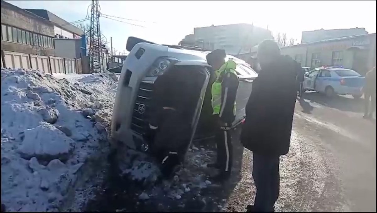 Автоледи перевернули внедорожник в центре Павлодара