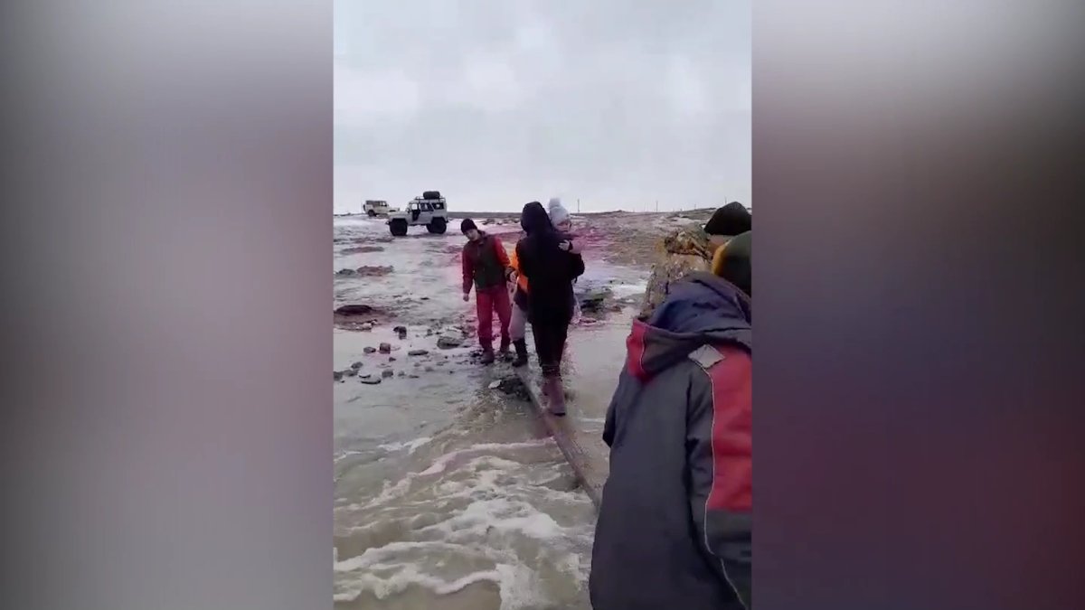 Ақтөбеде тұрғындар үш жасар баланы ажалдан арашалап қалды