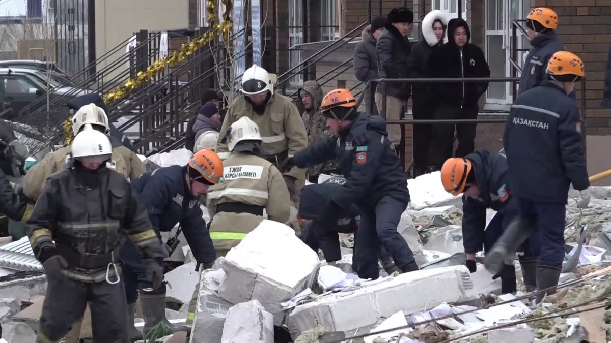 Людей продолжают искать под завалами кафе в Уральске