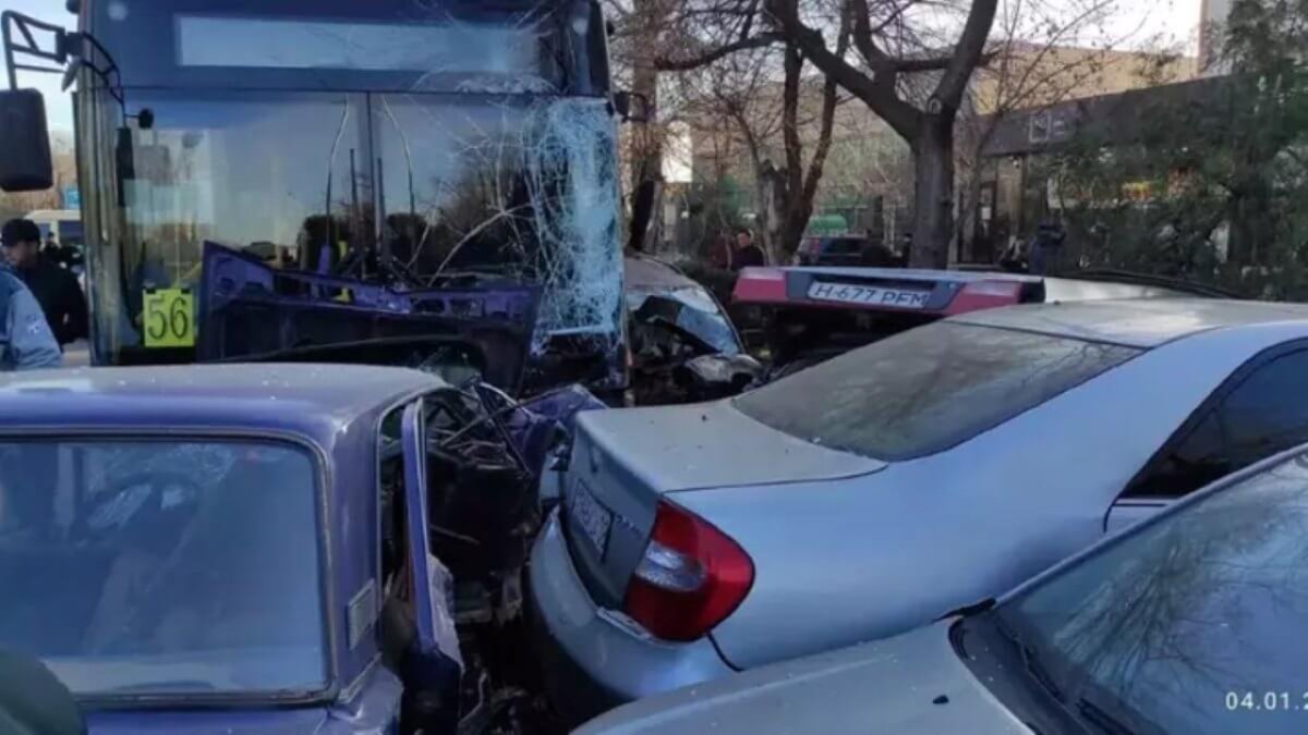 Таразда жолаушылары бар автобус 10 көлікті соқты