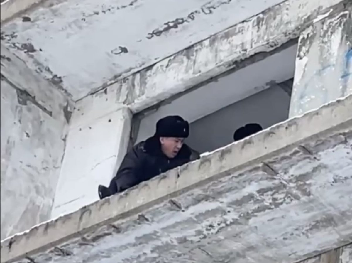 Полицейские не дали аулиекольцу упасть с высоты