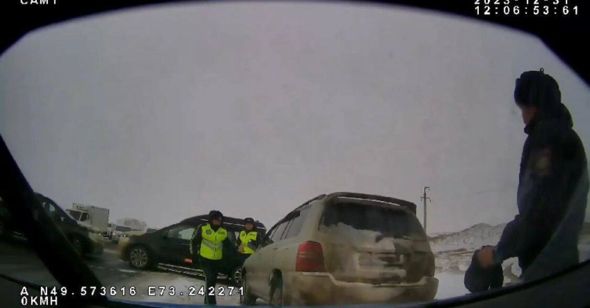 100 километров гнались карагандинские полицейские за нарушителем (ВИДЕО)
