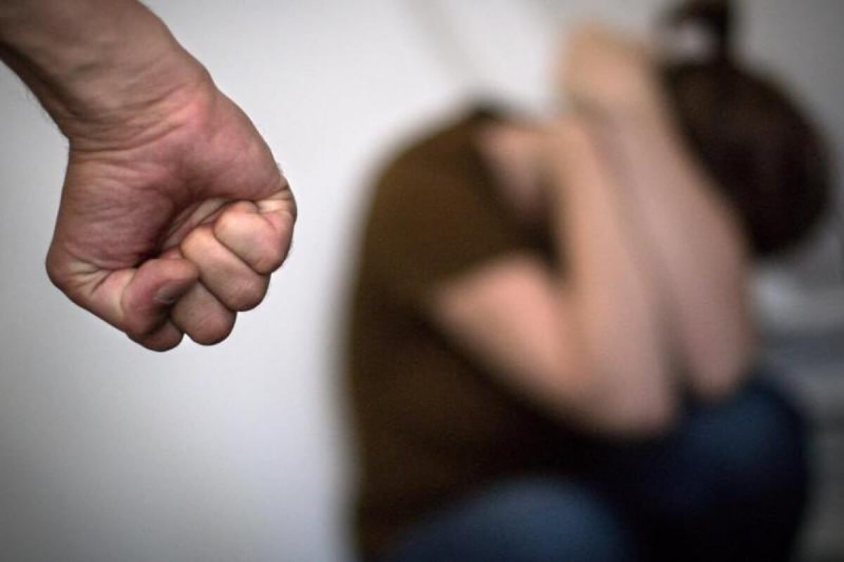 Ер адам баласының көзінше бұрынғы әйелінің құлағы мен мұрнын кесіп тастаған