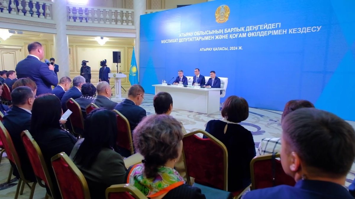 Сенат төрағасы Мәулен Әшімбаев Атырауда  депутаттармен, студенттермен кездесті