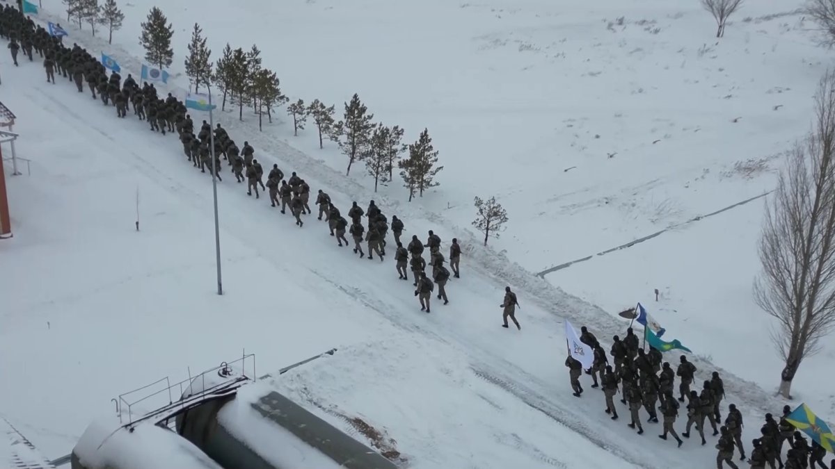Сотни военнослужащих в Астане пробежали марш-бросок к честь 100-летия первого министра обороны