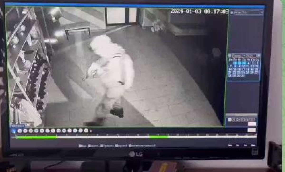 Мужчина похитил в магазине сувенирные доллары