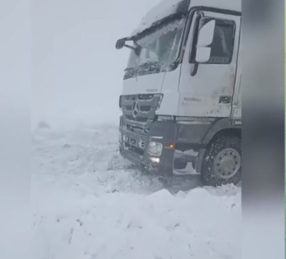 Не закрывайте дорогу: дальнобойщик просит помощи у коммунальных служб