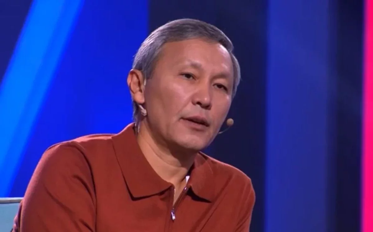 Ол фотоны таратып, көтерді.