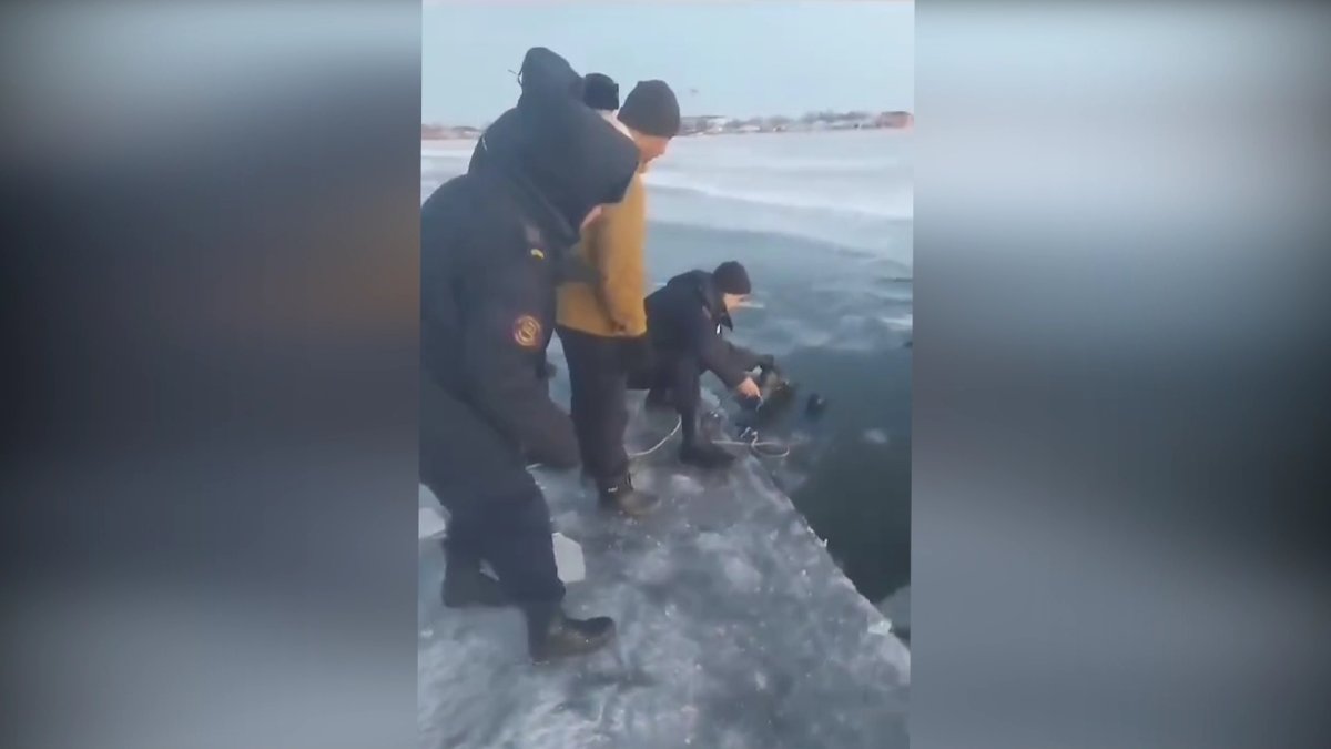 Ақтөбе облысында ішінде үш адам болған жеңіл көлік мұз ойылып, суға кетті