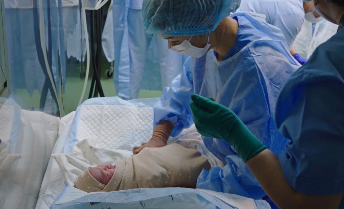 Астанада нейрохирургтер мен акушерлер ананың және жаңа туған нәрестенің өмірін бір уақытта құтқарды