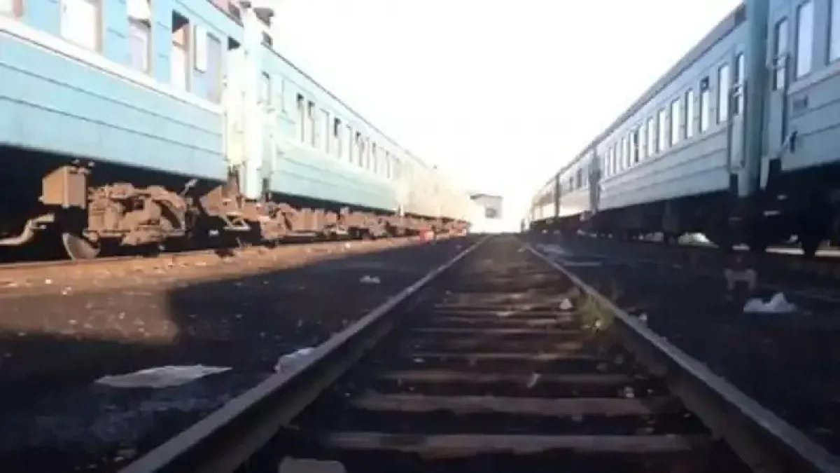 Ақмола облысында электровоз бен жүк вагондары рельстен шығып, аударылды