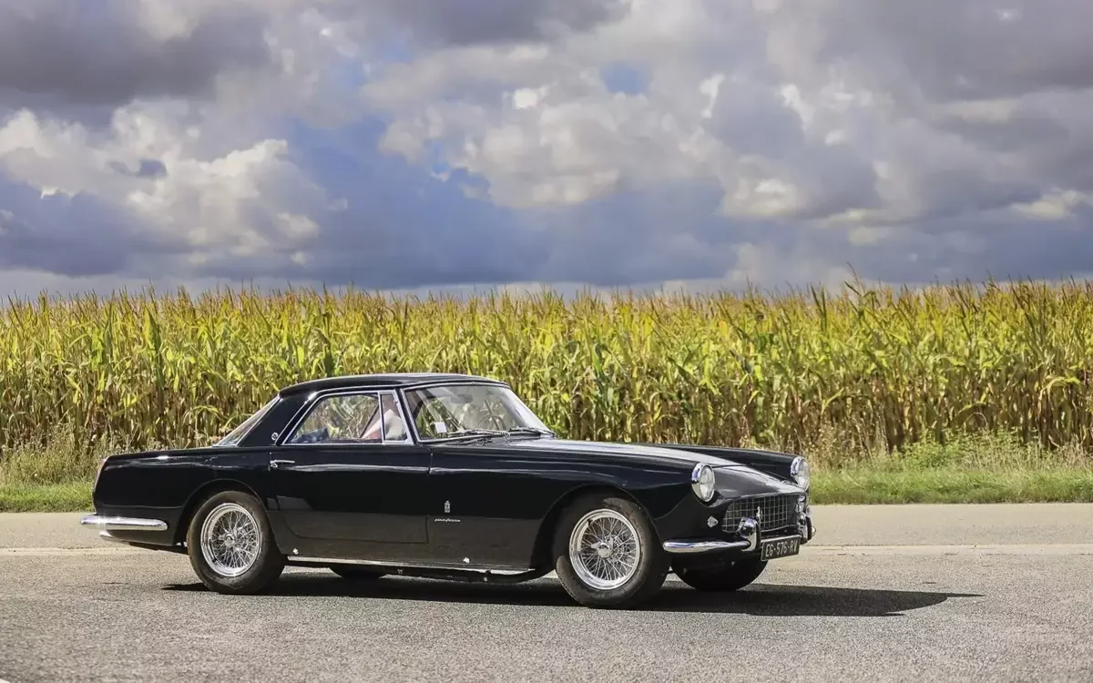 Анджелина Джоли 1958 жылғы қымбат Ferrari көлігін аукционға қояды