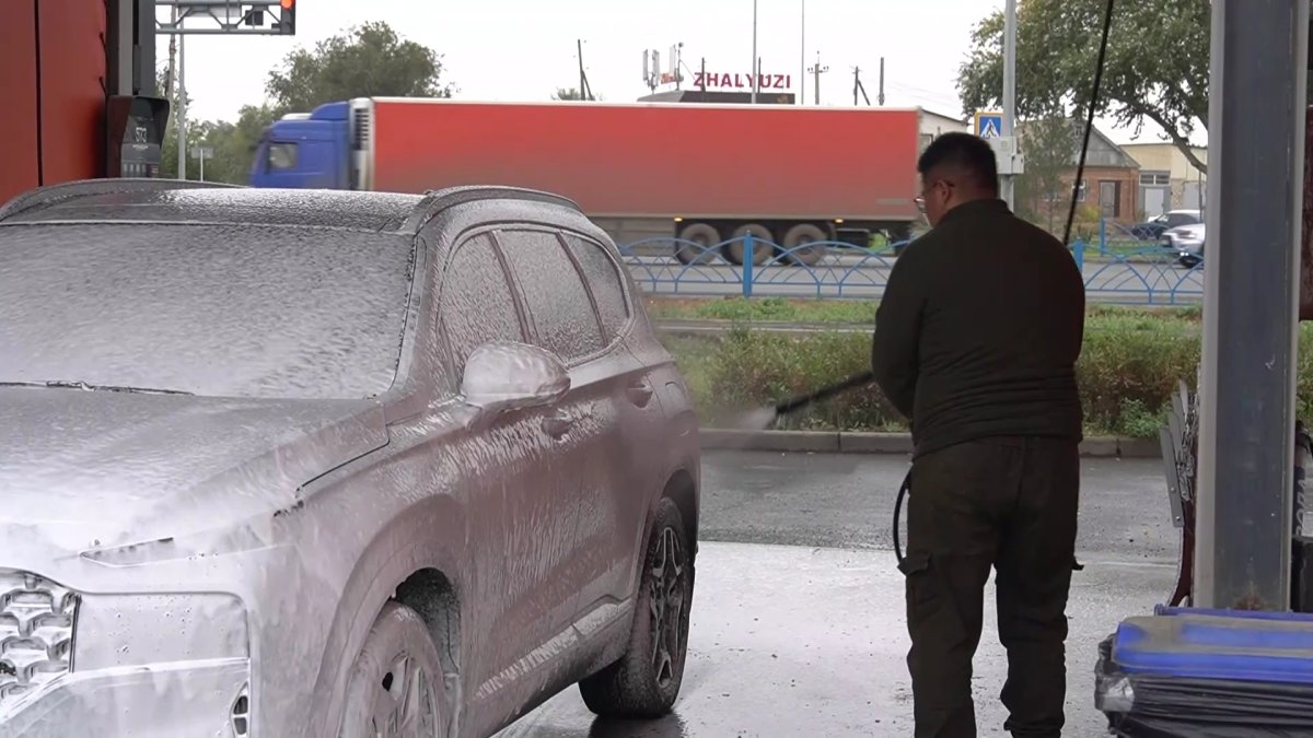 Автомойки в  Уральске и Аксае продолжают мыть машины чистой питьевой водой