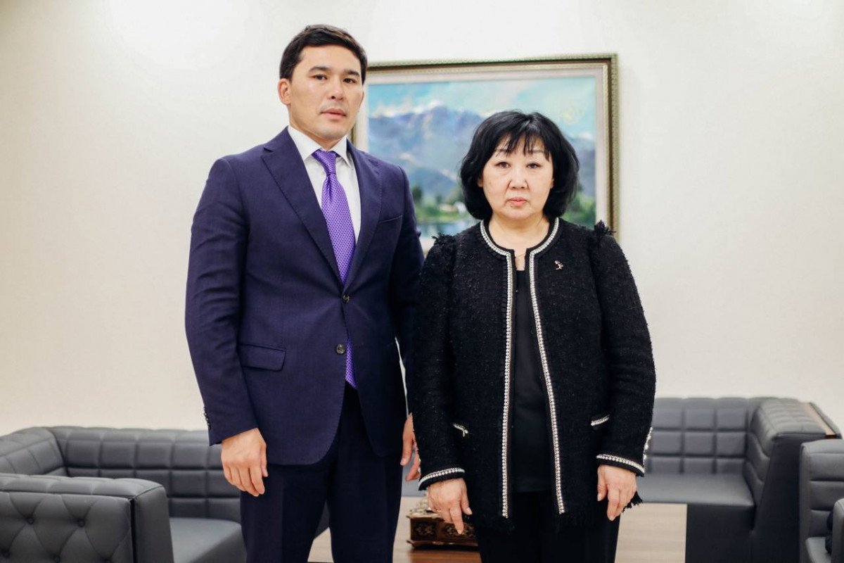 Министр Бекзат Саттарханов пен Денис Теннің аналарымен кездесті