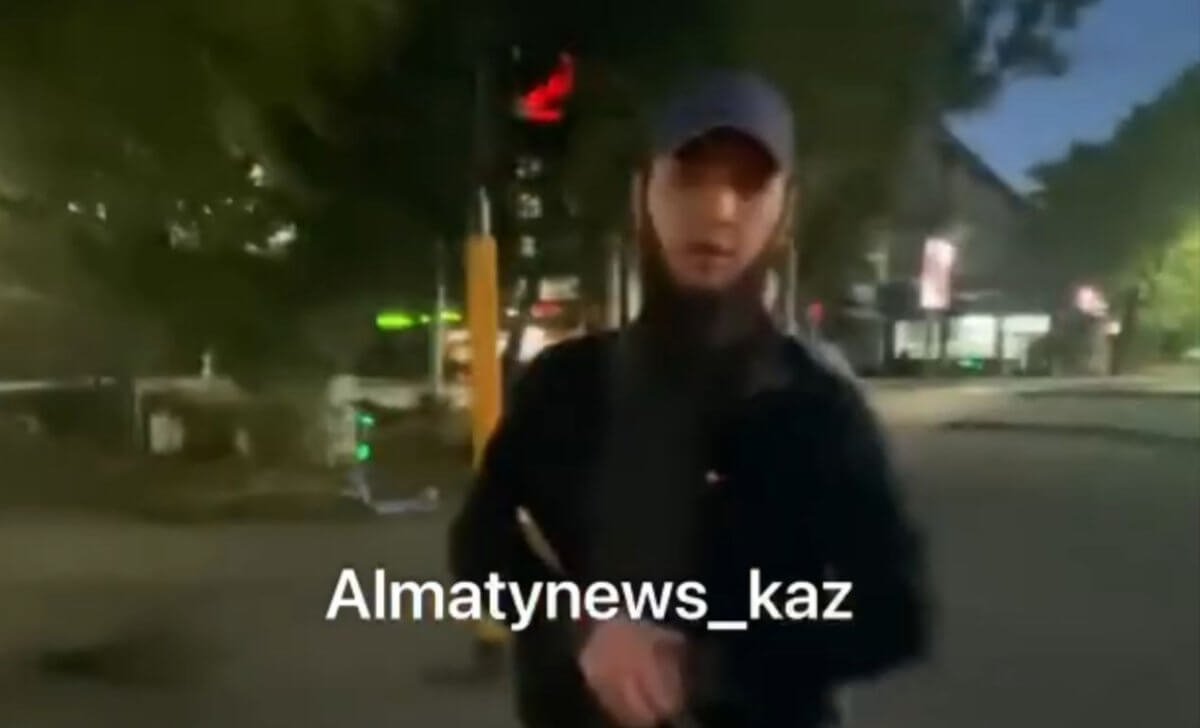 Алматыда жаяу жүргіншілерге пышақ кезегендер ұсталды