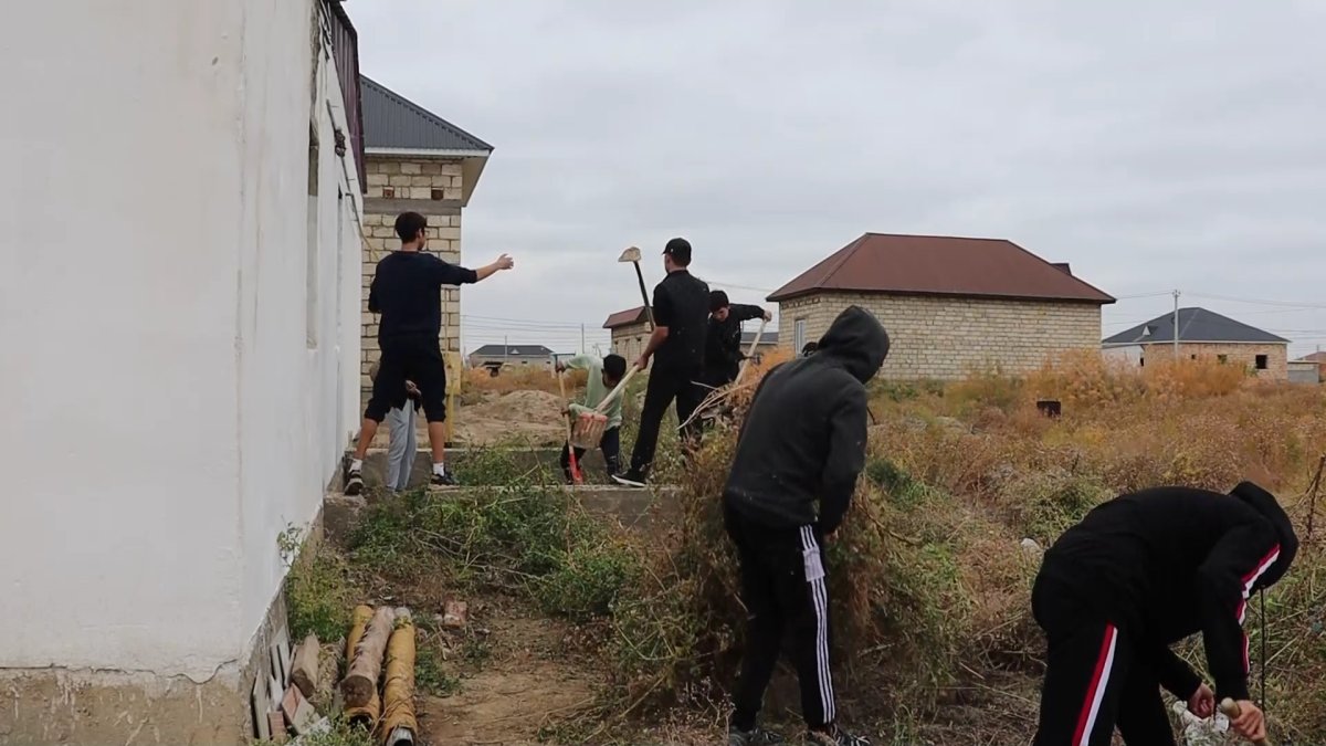 Помощь пожилым людям оказывают юные волонтеры в Кызылорде в рамках акции "Ардагерлерді ардақтайық"