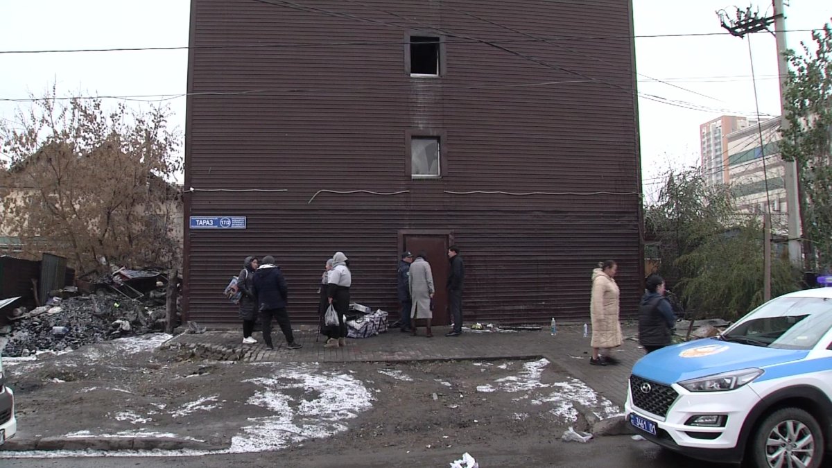 Прыгали из окон: подробности пожара в общежитии Астаны рассказали очевидцы