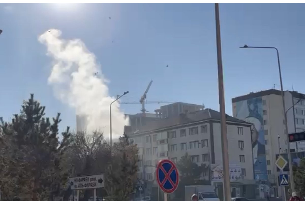 «Гейзер» забил на крыше дома в центре Костаная