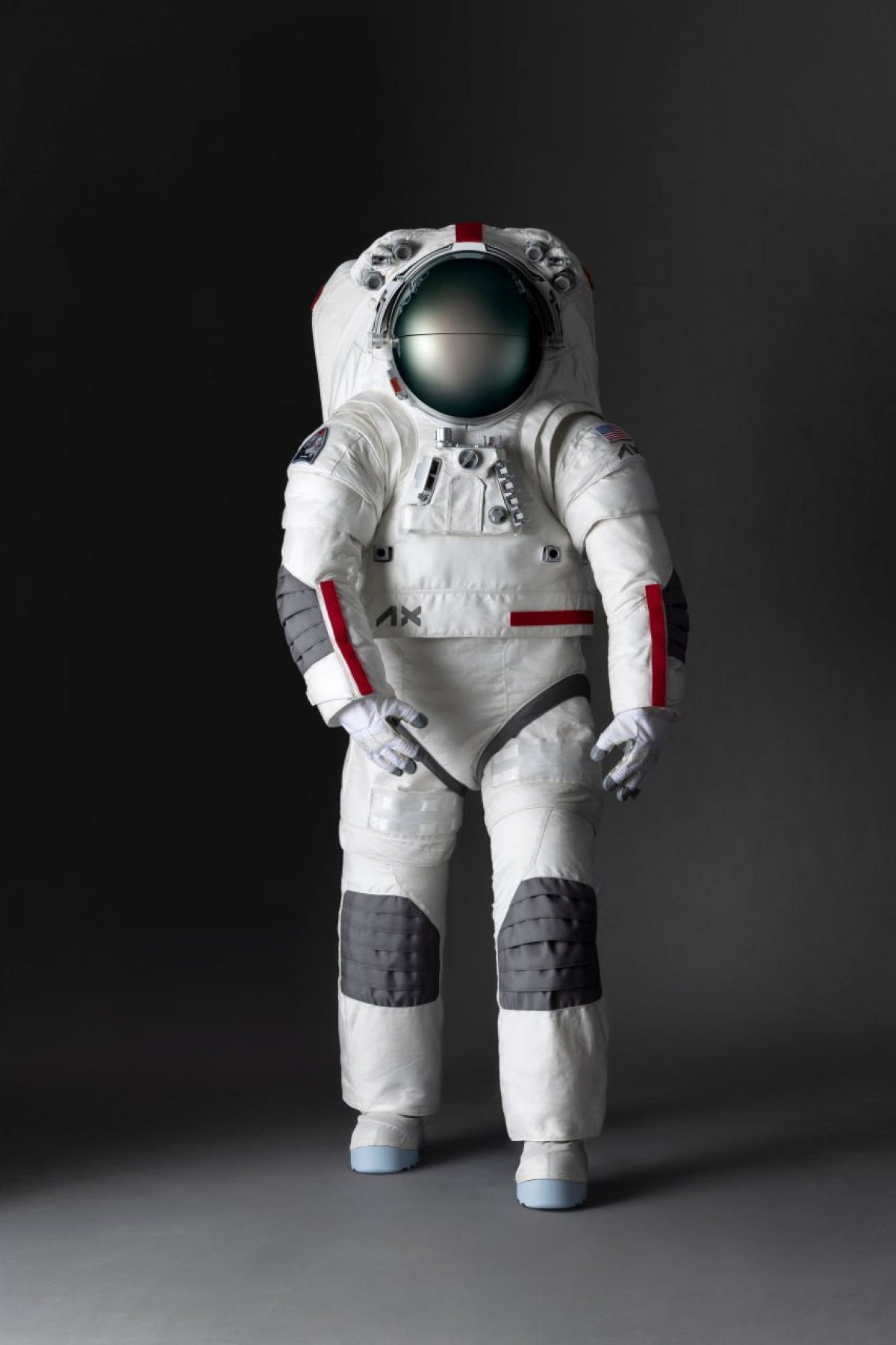 Prada представила скафандр для высадки NASA на Луну