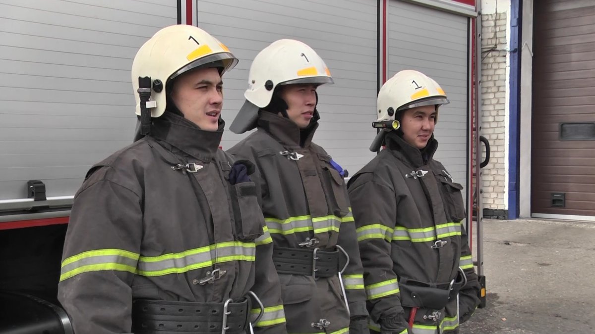 Сотни вызовов и тысячи спасённых жизней: спасатель-пожарный из Павлодара рассказал о своей службе