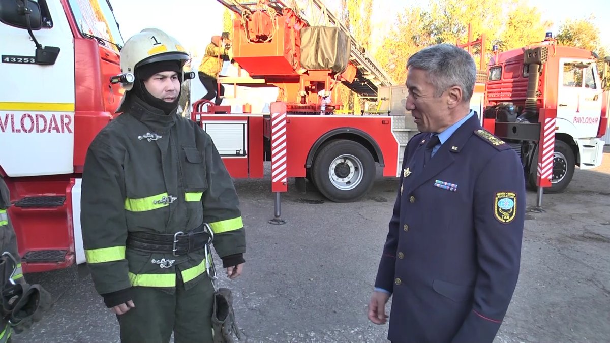 Павлодарда құтқарушы пәтерде ұйықтап қалған тұрғынды өрттен аман алып қалды