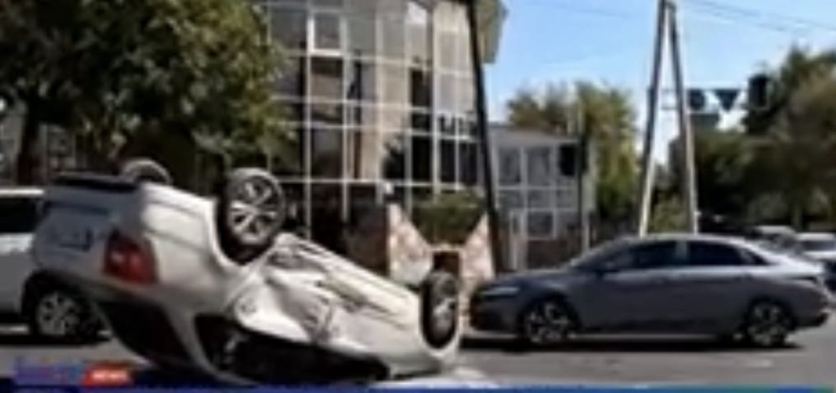 Автомобиль перевернулся в центре Шымкента