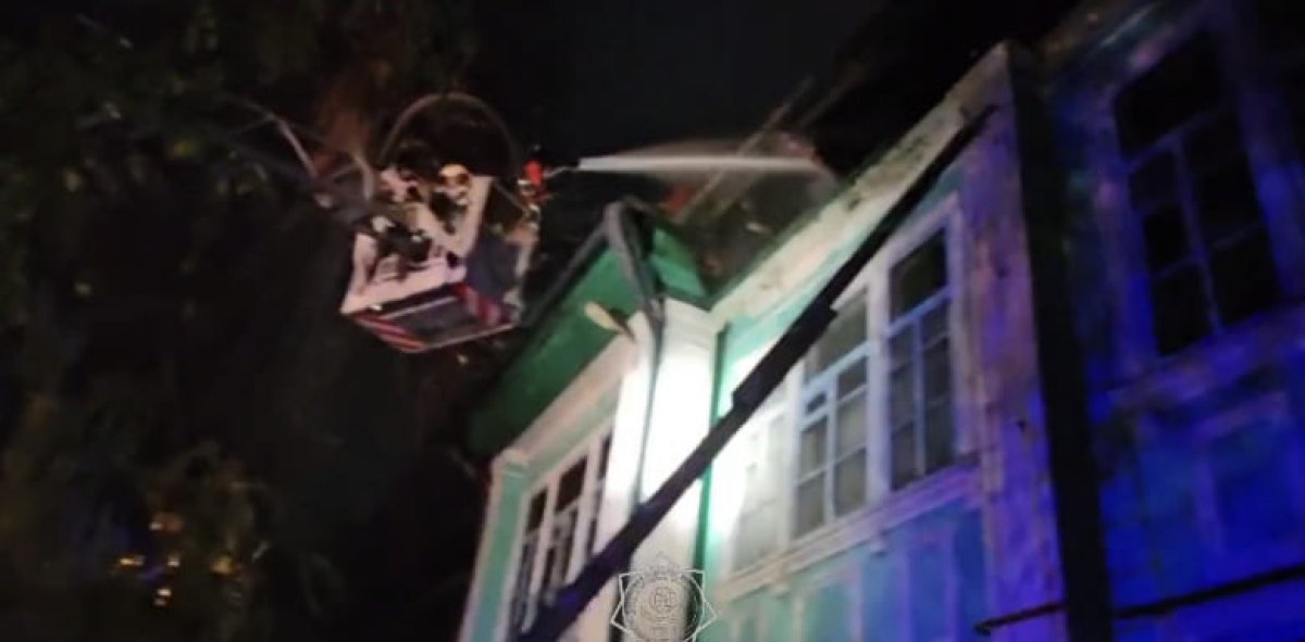 Больше трех часов тушили пожар в старинном здании Алматы