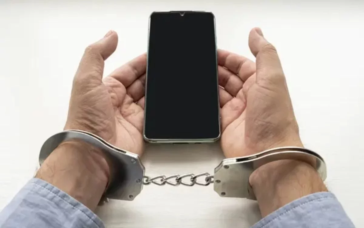 Атырауда блогер прокурордың қалтасынан 20 мың теңге ұрлағаны үшін сотталды
