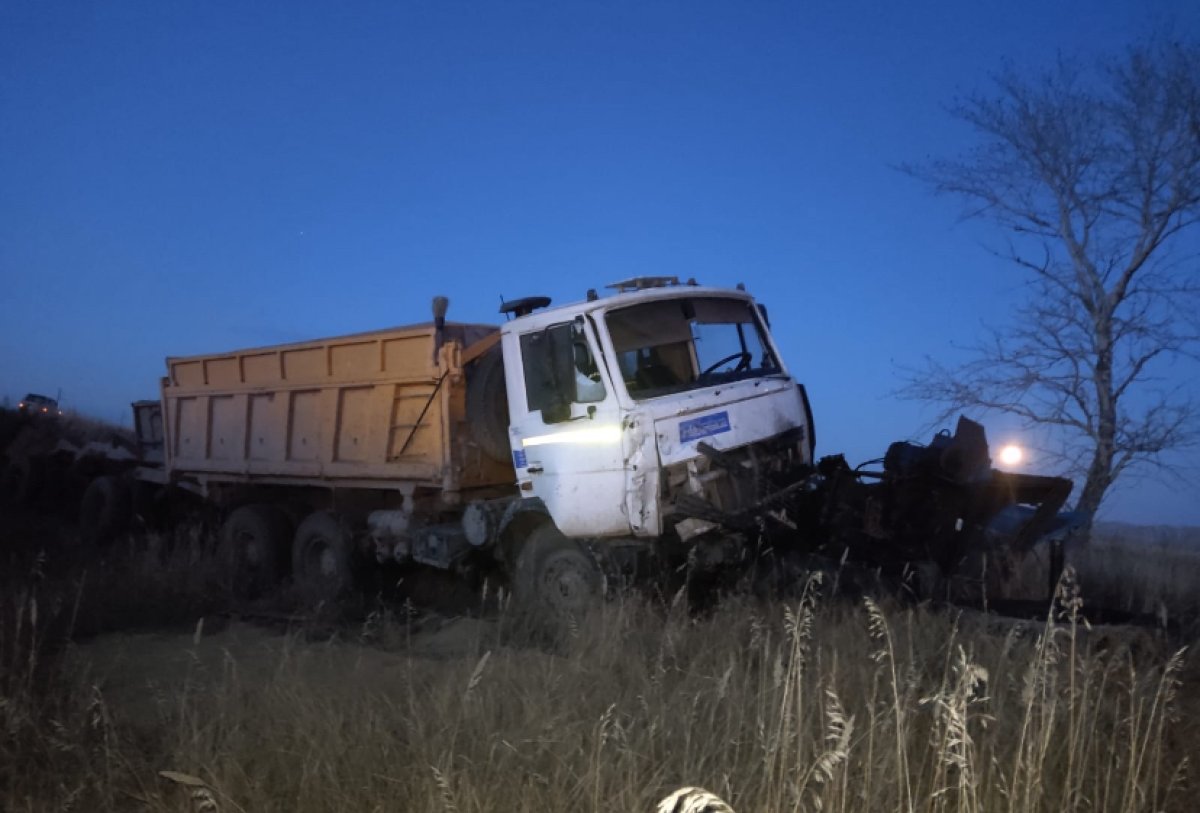 Грузовик столкнулся с трактором в СКО: водитель погиб