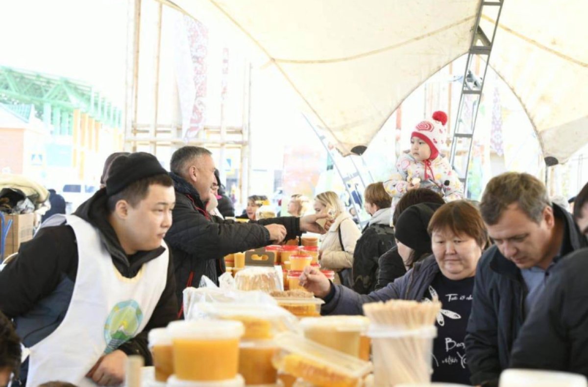 Мед, мясо и овощи: что привезли аграрии на ярмарку в Астане