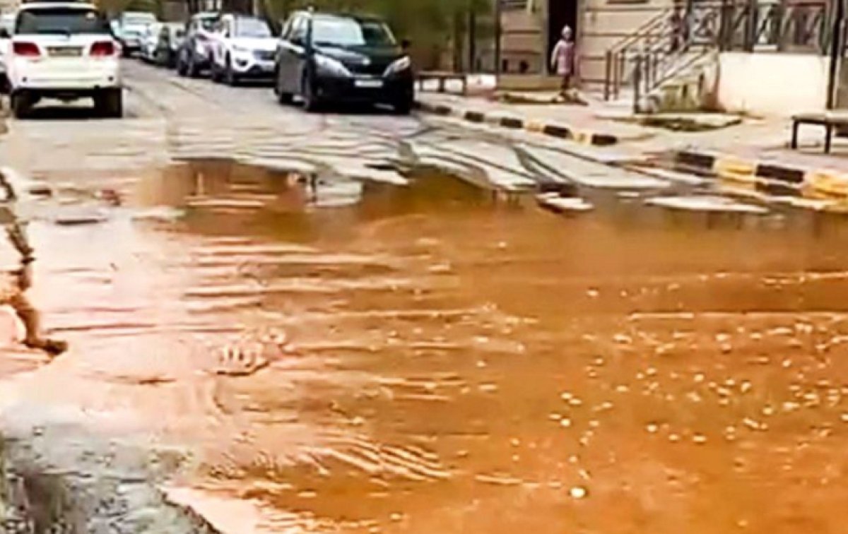 Крупный порыв в Актау: улицы затоплены ржавой водой