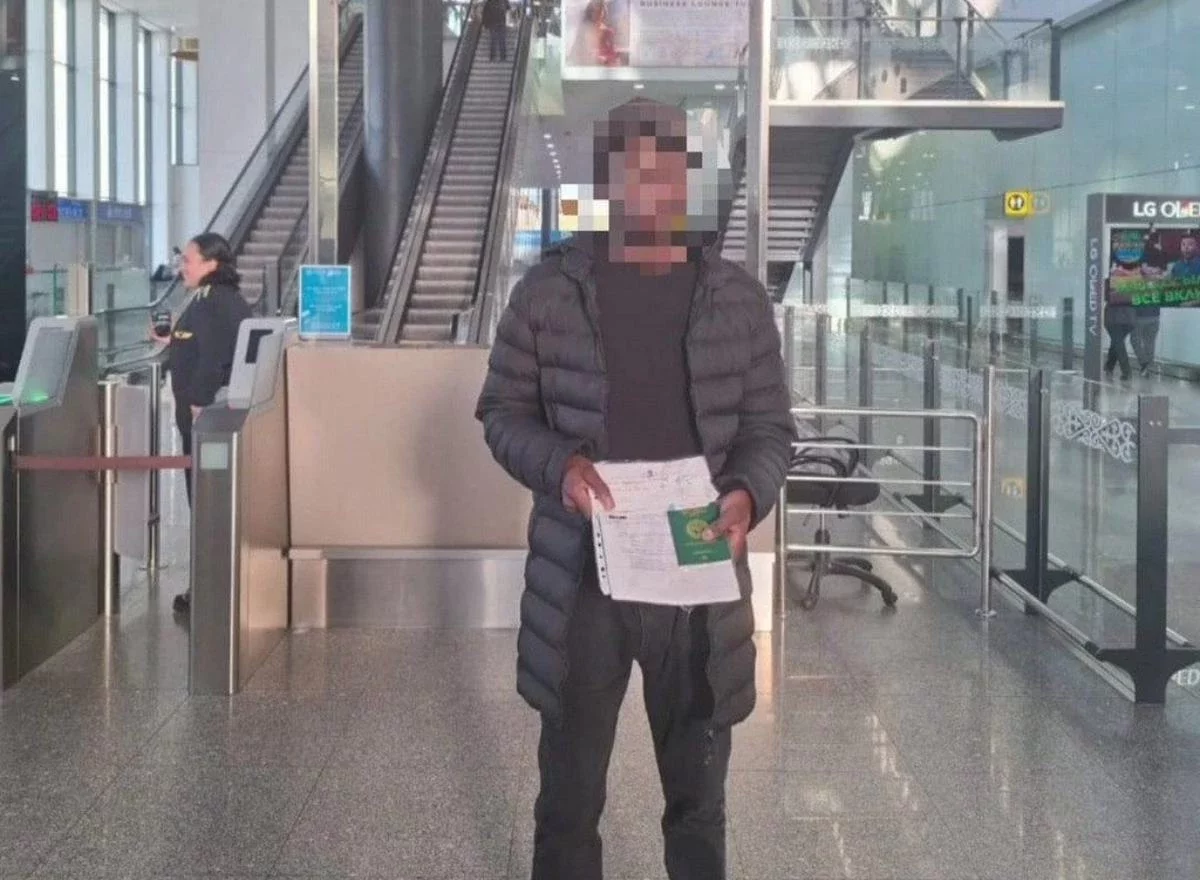 "Қонақүйлерде тазалаушы болып жұмыс істеген" Елордада полицейлер Нигерия азаматын Қазақстаннан шығарып жіберді