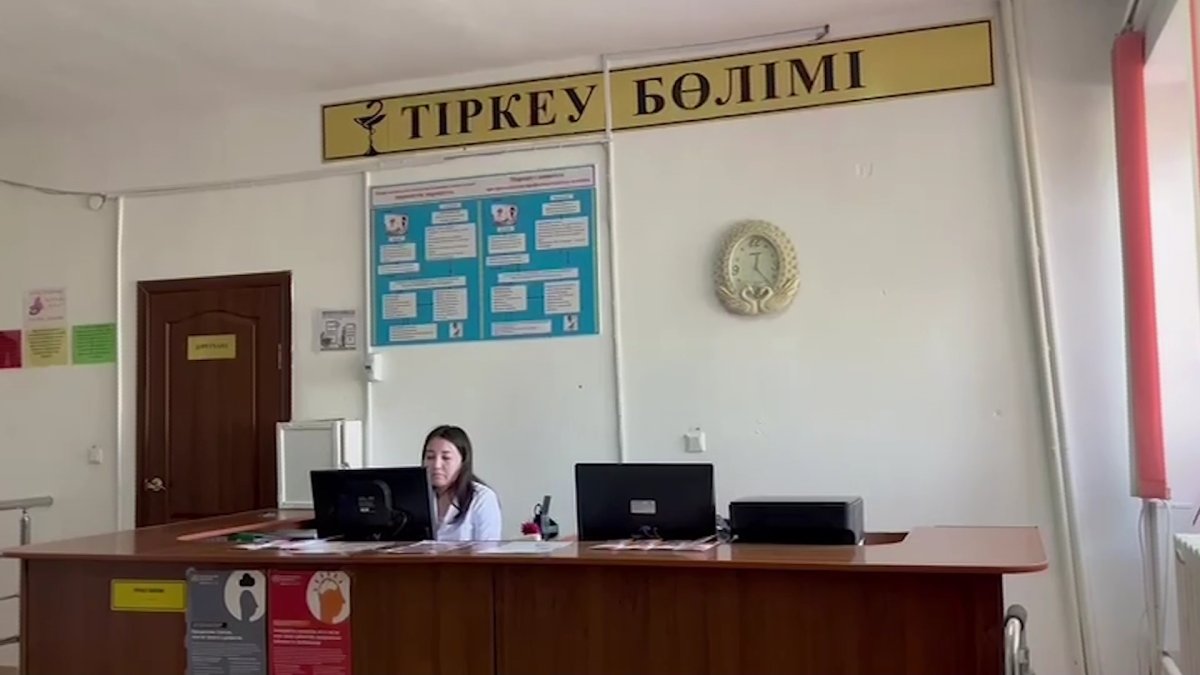 Автовоз, гружёный новыми машинами, сгорел на трассе в Актюбинской области