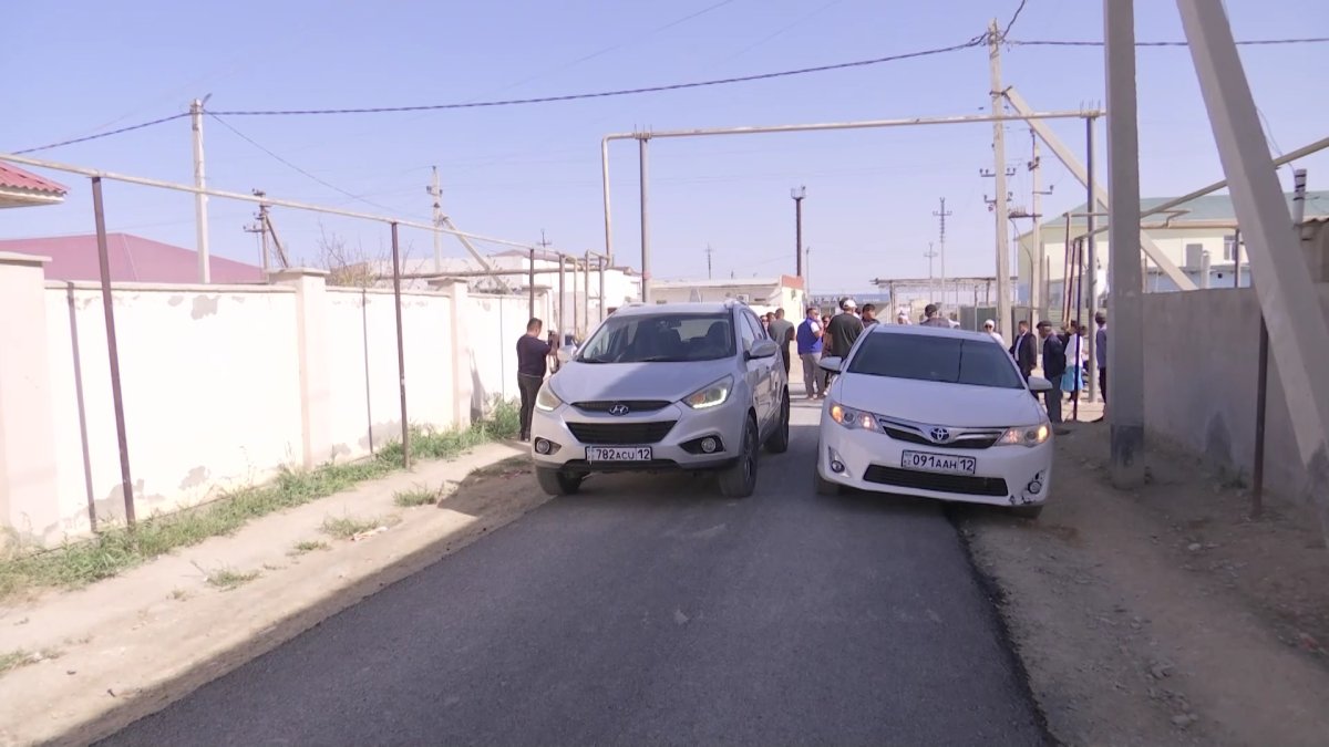 За метр асфальта разгорелся скандал между людьми и чиновниками в Мангистауской области