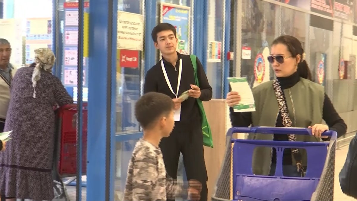 Активисты «Жастар рухы» раздали информационные листовки о проведении референдума жителям Актобе, Шымкента и Кызылорды