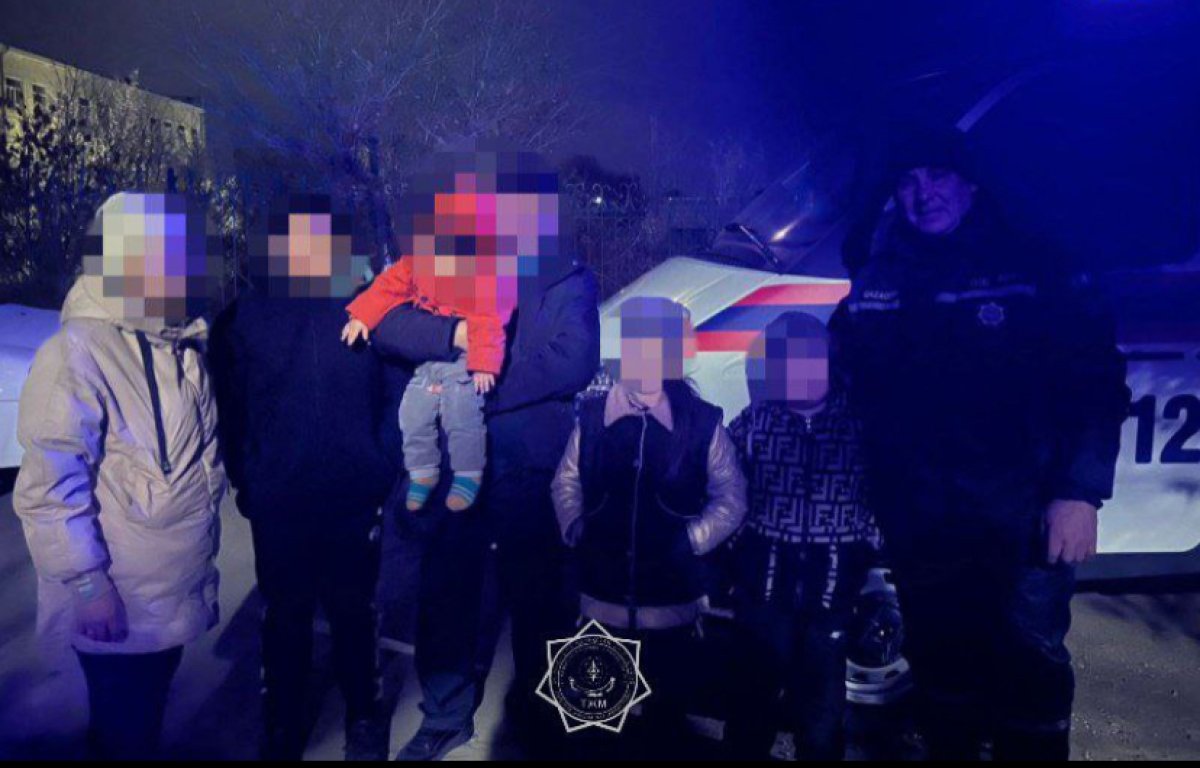 Машина с детьми застряла в грязи в Жезказгане