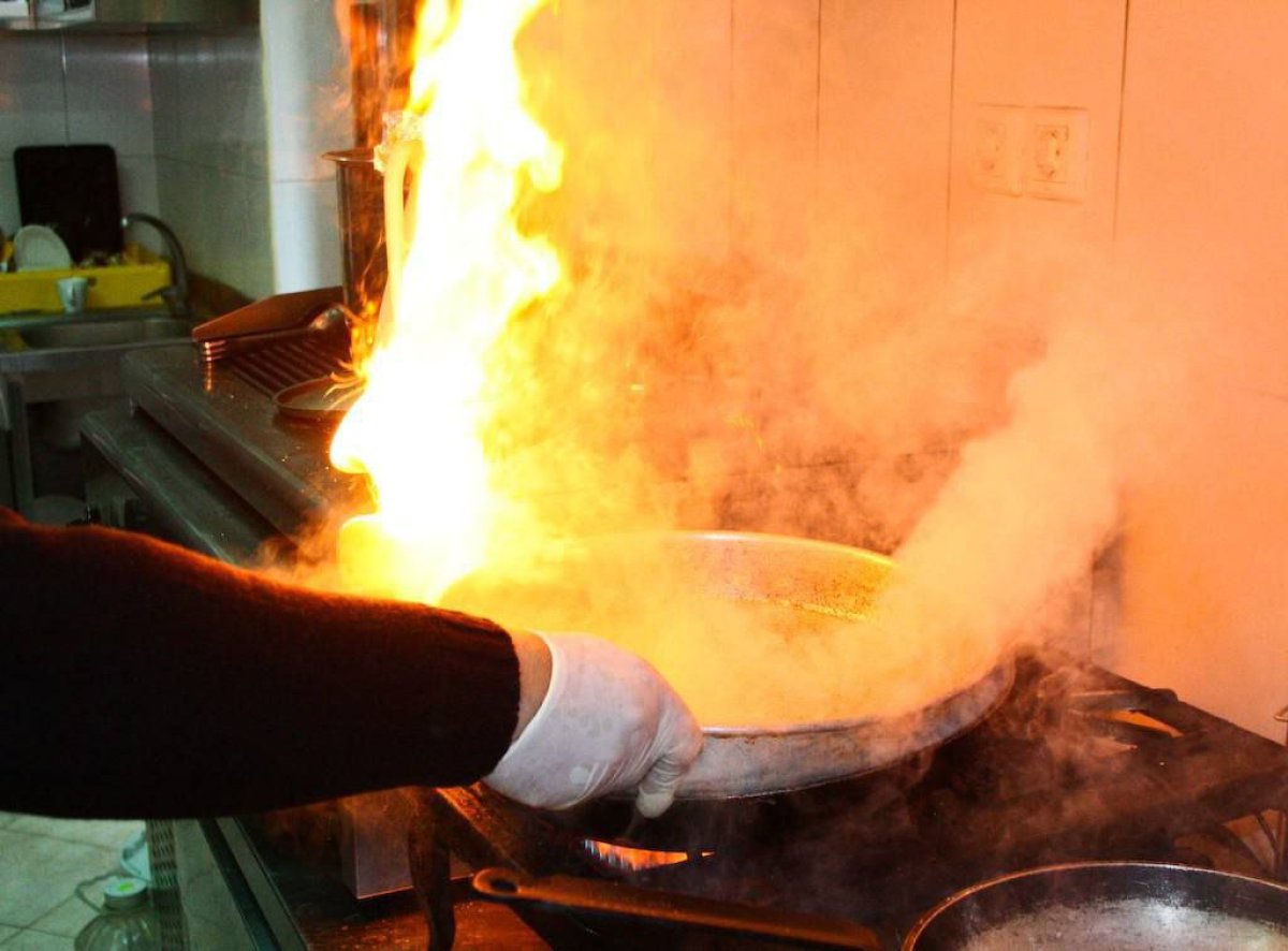 Из-за вспыхнувшего во фритюрнице масла пришлось проводить эвакуацию в Балхаше